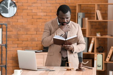 Ofiste kitap okuyan avukat.