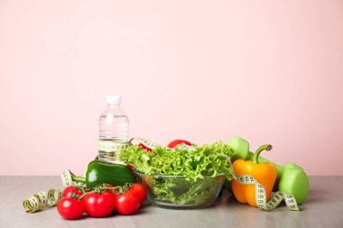 Ölçüm bandı ve halterli farklı sağlıklı yiyecekler. Diyet kavramı