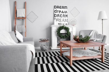 Noel dekorlu bir oturma odası.