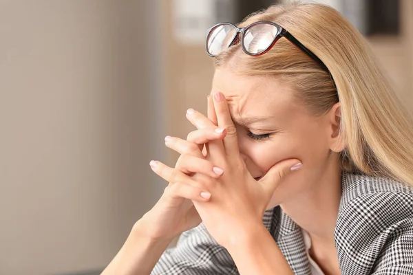 Stressad ung kvinna på arbetsplatsen i Office — Stockfoto