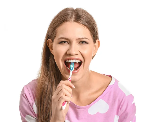 Junge Frau beim Zähneputzen auf weißem Hintergrund — Stockfoto