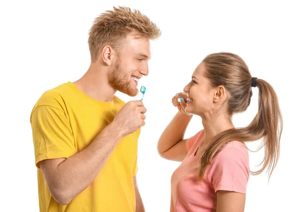 Młoda para myjąca zęby na białym tle — Zdjęcie stockowe