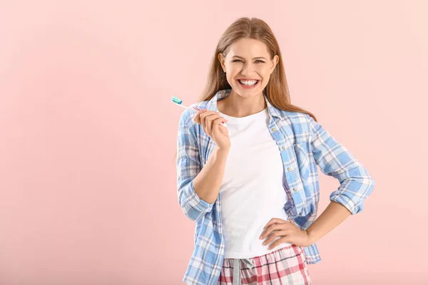 Young woman with toothbrush on color background — Stock Photo, Image