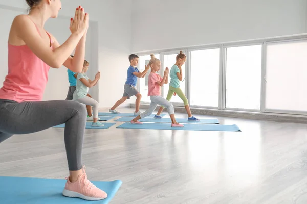 Bambini piccoli che praticano yoga con istruttore in palestra — Foto Stock