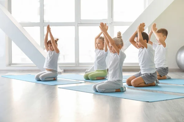 Bambini piccoli che praticano yoga in palestra — Foto Stock