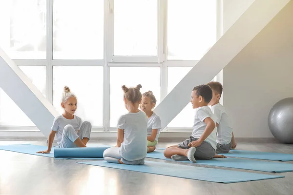 Bambini piccoli che praticano yoga in palestra — Foto Stock