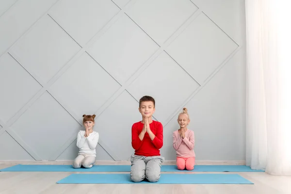 Niños pequeños practicando yoga en el gimnasio — Foto de Stock