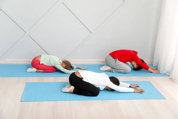 Bambini piccoli che praticano yoga in palestra — Foto Stock