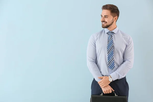 Retrato de joven empresario con maletín sobre fondo de color —  Fotos de Stock