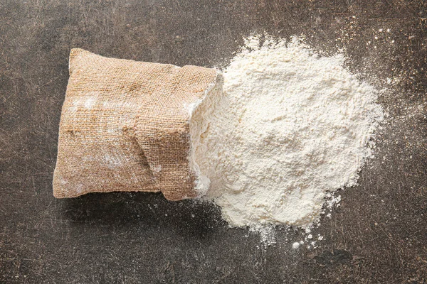 Koyu arkaplanda un dolu çanta