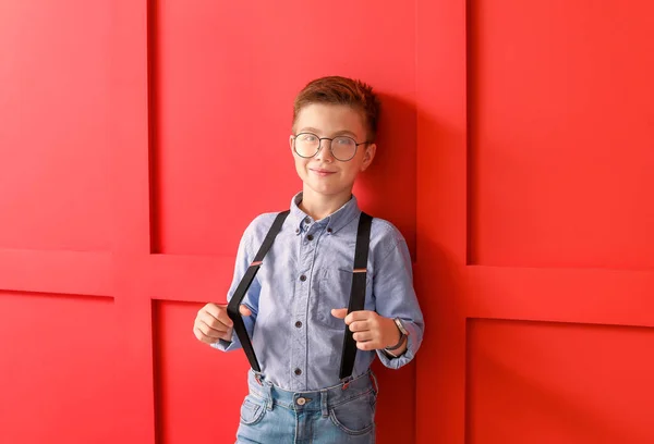 Söt fashionabla pojke på färgbakgrund — Stockfoto