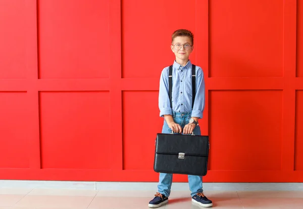 Leuke modieuze jongen met aktetas op kleur achtergrond — Stockfoto