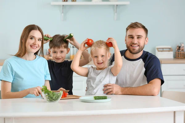 Cuisine familiale heureuse ensemble dans la cuisine — Photo