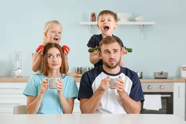 Zabawny portret rodziny w kuchni — Zdjęcie stockowe
