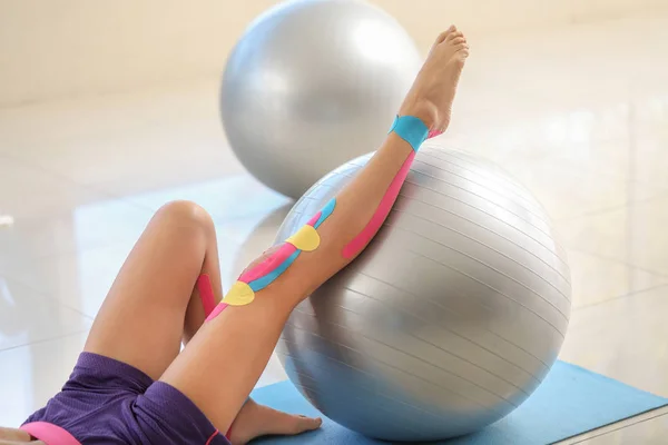 Sporty woman with physio tape training in gym — 图库照片