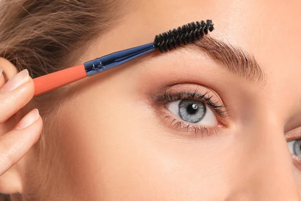 Junge Frau unterzieht sich Augenbrauenkorrektur, Nahaufnahme — Stockfoto