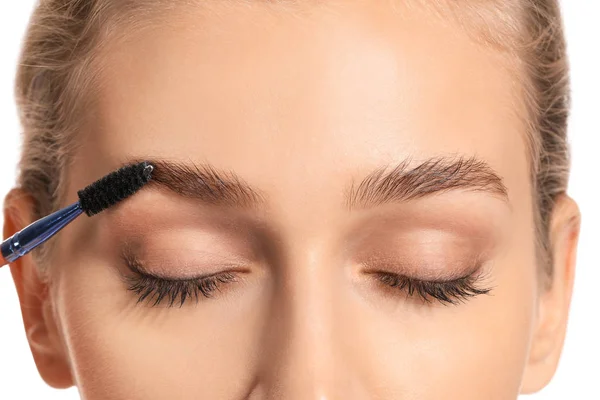 Mulher jovem submetida a procedimento de correção de sobrancelha, close-up — Fotografia de Stock