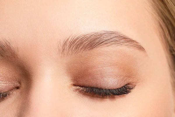 Young woman with beautiful eyebrows, closeup — Stock Photo, Image