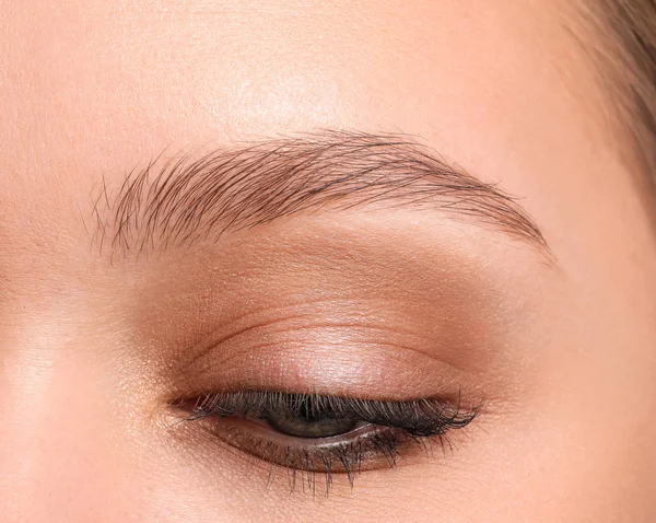 Güzel kaşları olan genç bir kadın, yakın plan.