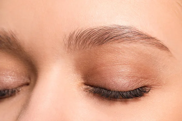 Güzel kaşları olan genç bir kadın, yakın plan.