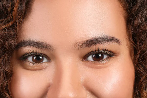 Güzel kaşları olan genç bir kadın, yakın plan.