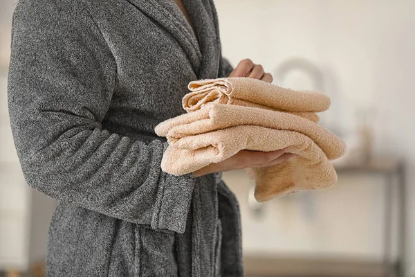 Banyoda temiz havluları olan yakışıklı genç adam.