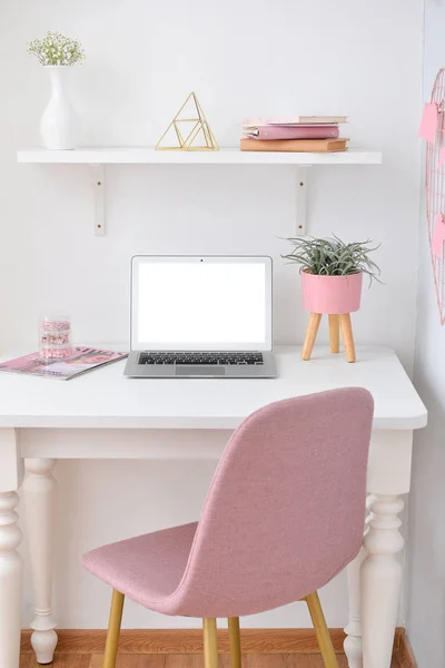 Elegante local de trabalho confortável com laptop no quarto moderno — Fotografia de Stock