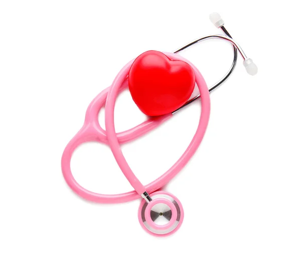 白い背景に聴診器と赤い心臓 — ストック写真