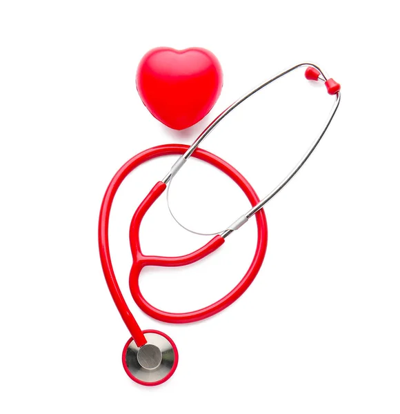 Stetoscopul și inima roșie pe fundal alb — Fotografie, imagine de stoc