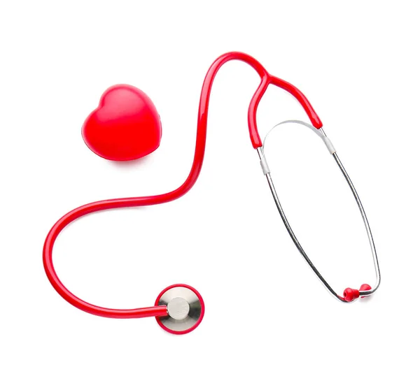 Estetoscópio e coração vermelho sobre fundo branco — Fotografia de Stock