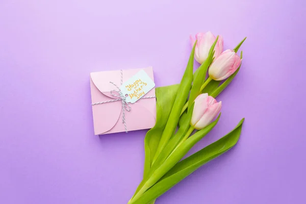 Gift and flowers for Mother's Day on color background — Stock Photo, Image