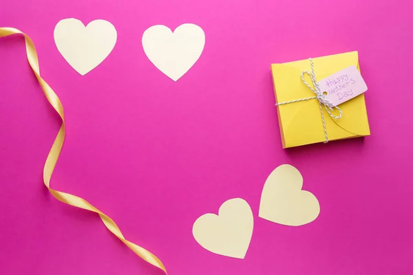 Presente para o Dia das Mães no fundo de cor — Fotografia de Stock