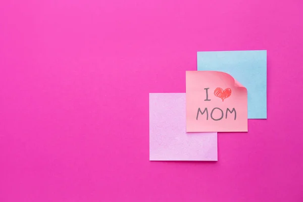 Paper sheets with text I LOVE MOM on color background — Stock Photo, Image