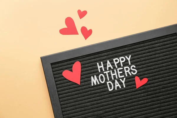 Deska z tekstem Happy Mother 's Day na tle koloru — Zdjęcie stockowe