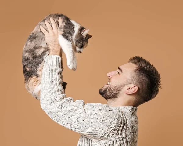 Man with cute cat on color background — Stock Photo, Image