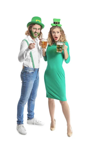 Jeune couple avec bière sur fond blanc. Célébration de la Saint Patrick — Photo