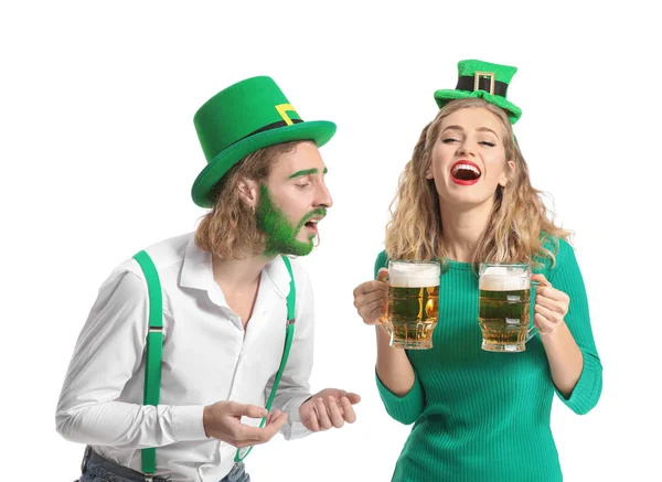 Beyaz arka planda bira içen genç bir çift. Aziz Patrick Günü kutlaması — Stok fotoğraf