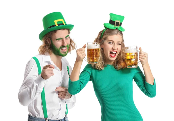 Jeune couple avec bière sur fond blanc. Célébration de la Saint Patrick — Photo