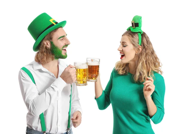 Junges Paar mit Bier auf weißem Hintergrund. St. Patrick 's Day Feier — Stockfoto