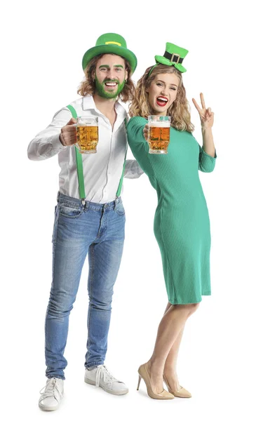 Jong stel met bier op witte achtergrond. St. Patrick 's Day viering — Stockfoto