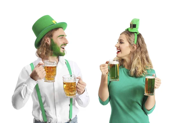 Jeune couple avec bière sur fond blanc. Célébration de la Saint Patrick — Photo