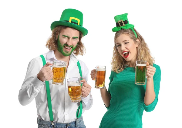 Casal jovem com cerveja no fundo branco. Celebração do Dia de São Patrício — Fotografia de Stock