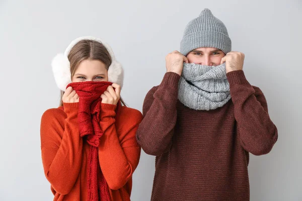 Porträtt av lyckligt par i vinter kläder på ljus bakgrund — Stockfoto