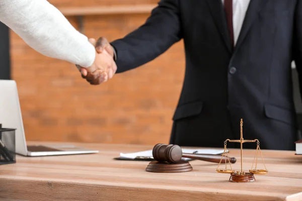 Mann und Anwalt beim Händeschütteln im Amt — Stockfoto