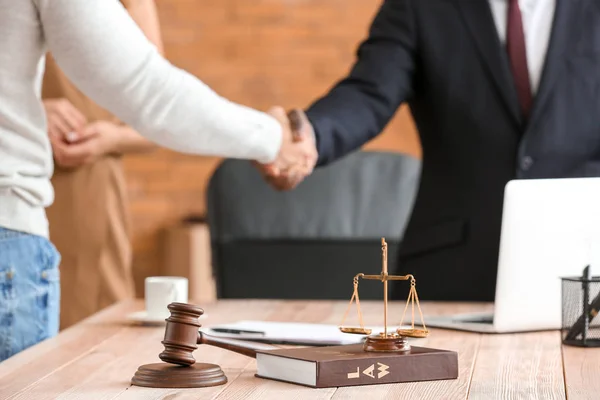 Waage der Gerechtigkeit, Buch und Hammer auf dem Tisch des amtierenden Anwalts — Stockfoto