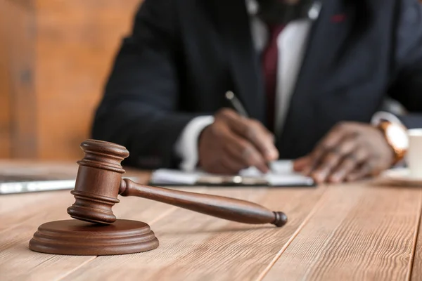 Gavel op tafel van de advocaat in functie — Stockfoto