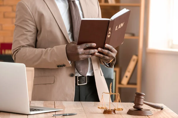 Ügyvéd olvasókönyv az irodában — Stock Fotó