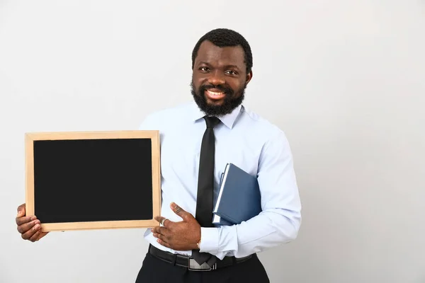 Professor afro-americano com quadro-negro sobre fundo branco — Fotografia de Stock