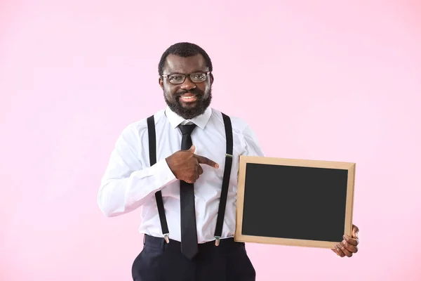 Profesora afroamericana con pizarra sobre fondo de color — Foto de Stock