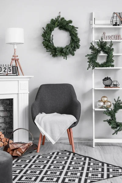 Elegante interior de la sala de estar con decoración de Navidad — Foto de Stock